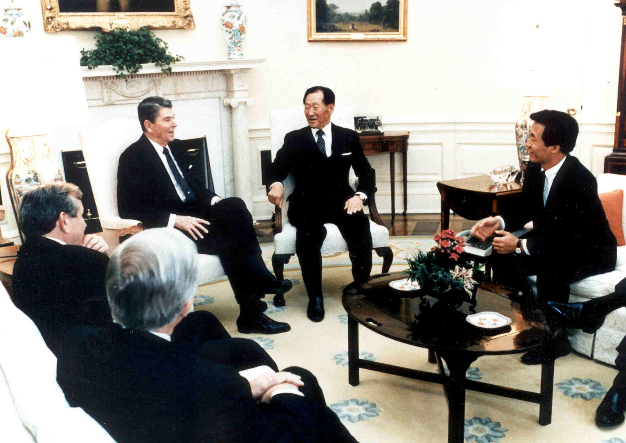 El fundador de Hyundai, Chung Ju-yung, junto al expresidente de Estados Unidos Ronald Reagan
