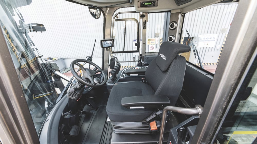 Hyundai 300D-9VC — diesel heftruck 30 ton detail 1